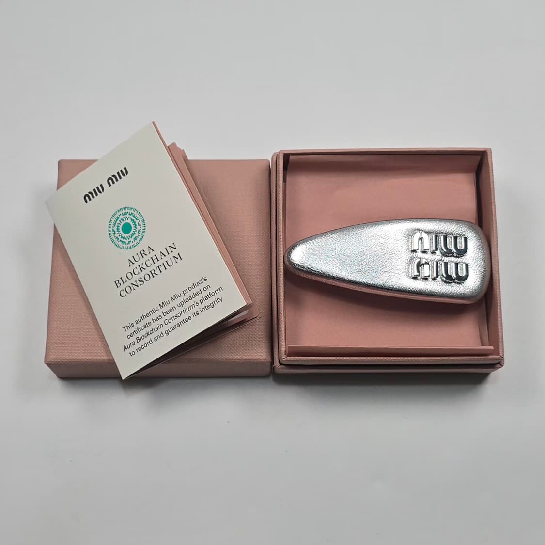 미우미우 로고 나파 가죽 헤어클립 상품이미지1