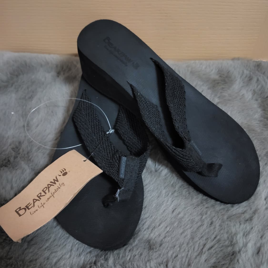 새상품 New 베어파우 BEARPAW 블랙 쪼리 웨지힐 샌들 230 상품이미지1