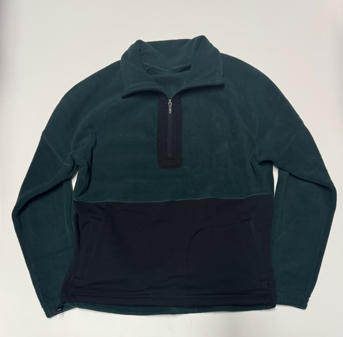 안다르 andar 밑단 스트링 투톤 풀오버 반집업 플리스 Lㅣ 상품이미지1