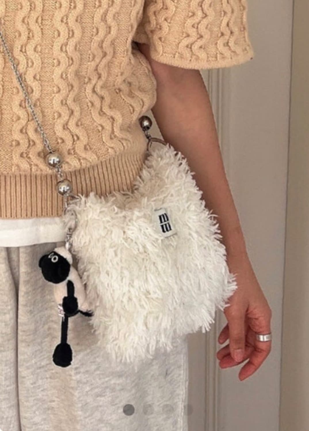 먼데이울 러피백 퍼 크로스백 아이보리 상품이미지2