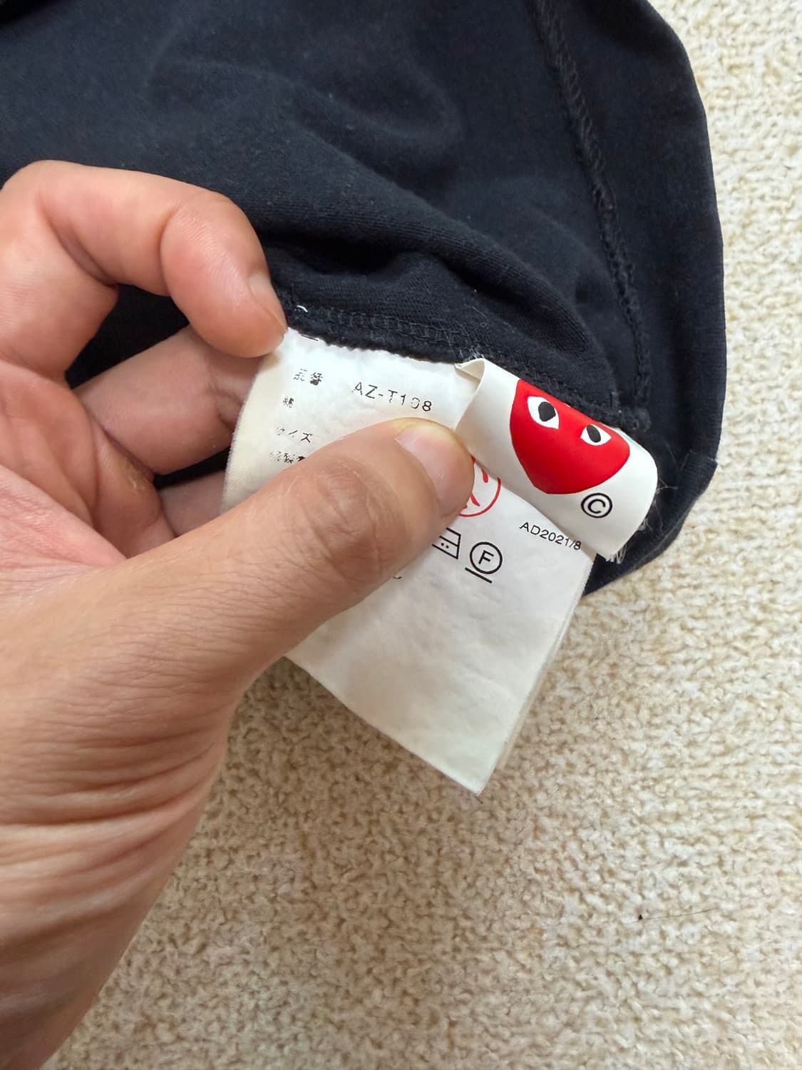 L) 꼼데가르송 레드 와펜 반팔티 블랙(AZ-T108) 상품이미지5