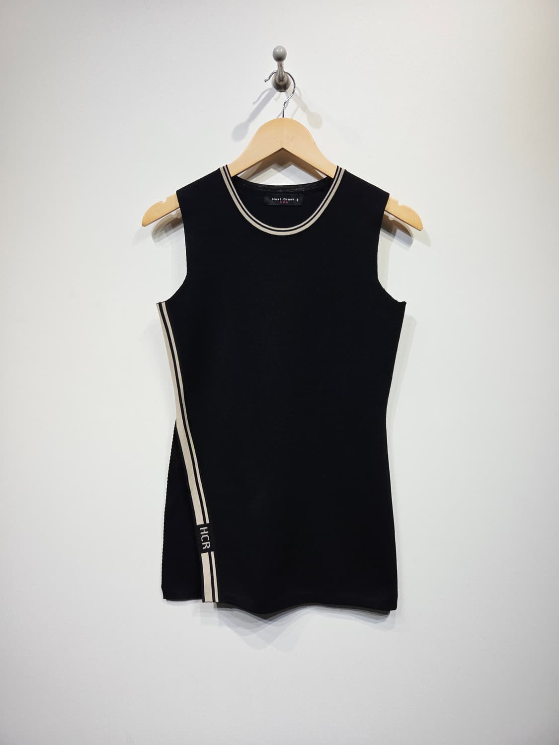 힐크릭(Heal Creek) 블랙 배색 라인 민소매 니트 탑 상품이미지2