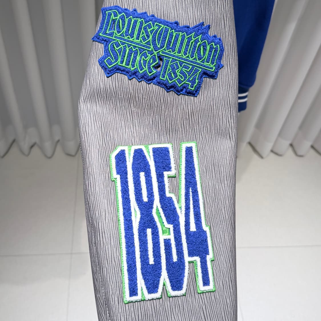 52 / 루이비통 엠브로이드 그레이 블루 블루종 바시티 상품이미지5