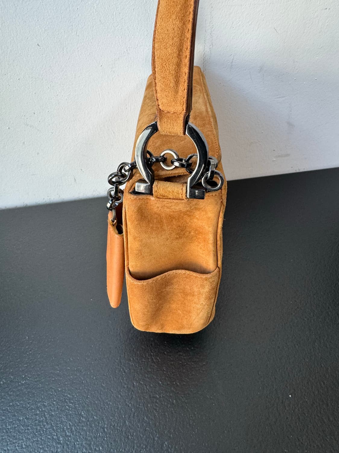 페라가모 스웨이드 숄더백(정품) 상품이미지4