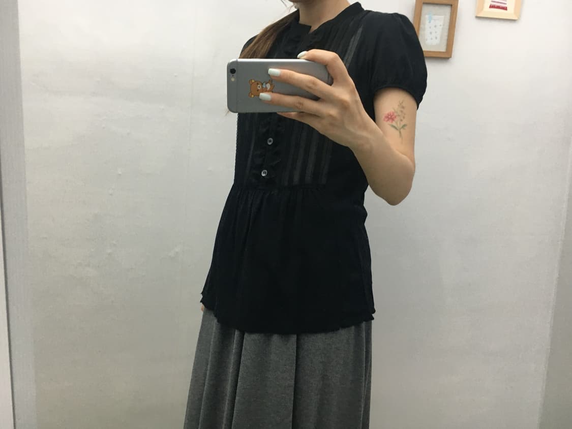 블랙 핀턱 프릴 블라우스 상품이미지3