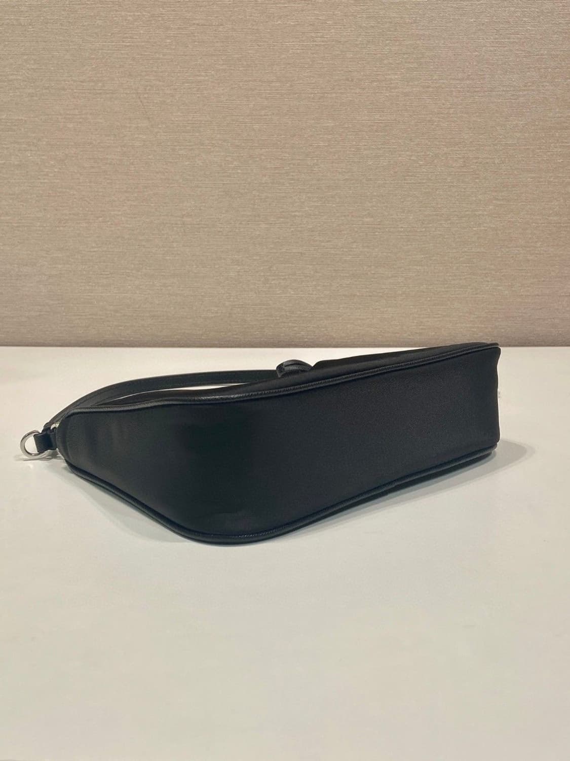 프라다 리에디션 2005 사피아노 트리밍 리나일론 호보백 블랙 상품이미지5