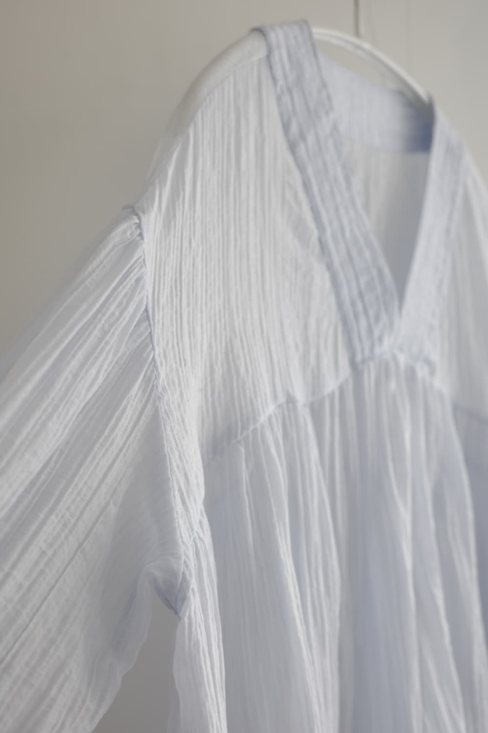  RIRIEL 하늘색 브이넥 블라우스 상품이미지4