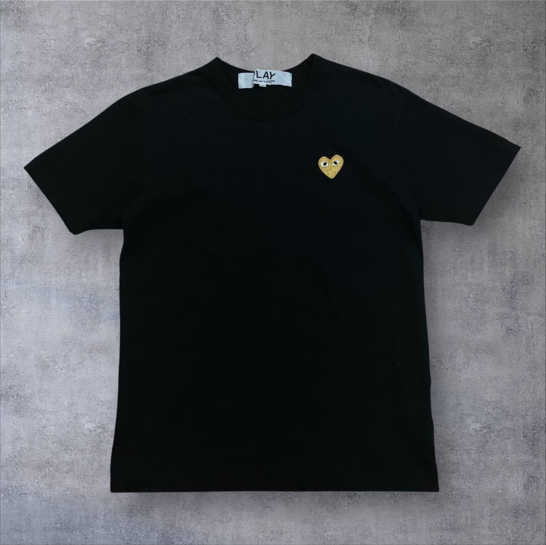 꼼데가르송 하트 와펜 스몰 로고 블랙 반팔티 상품이미지1