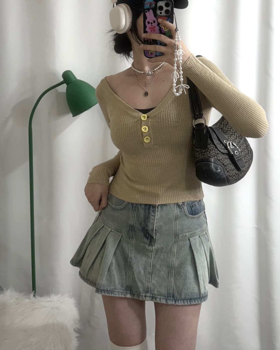 베이지 펄 브이넥 슬림핏 버튼 니트 상품이미지2