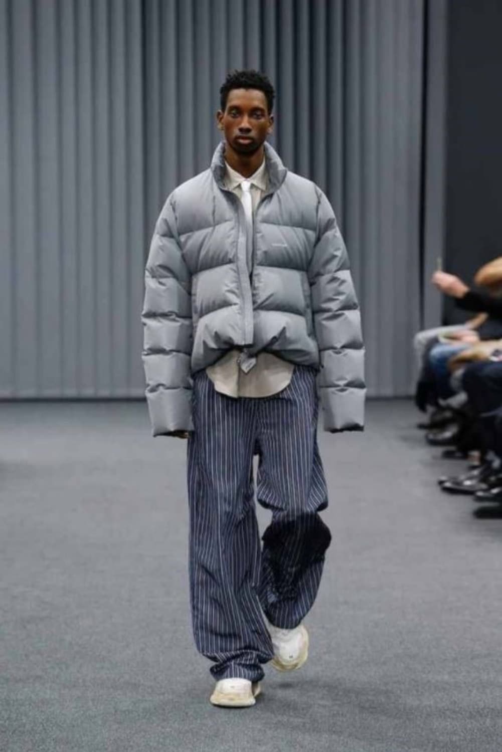 [46] 17fw 발렌시아가 c컬 패딩 그레이 초판 상품이미지1