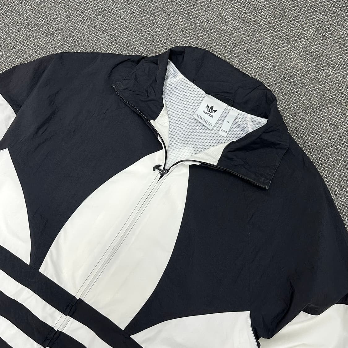 아디다스 신형 빅트레포일 바람막이 XL 상품이미지4