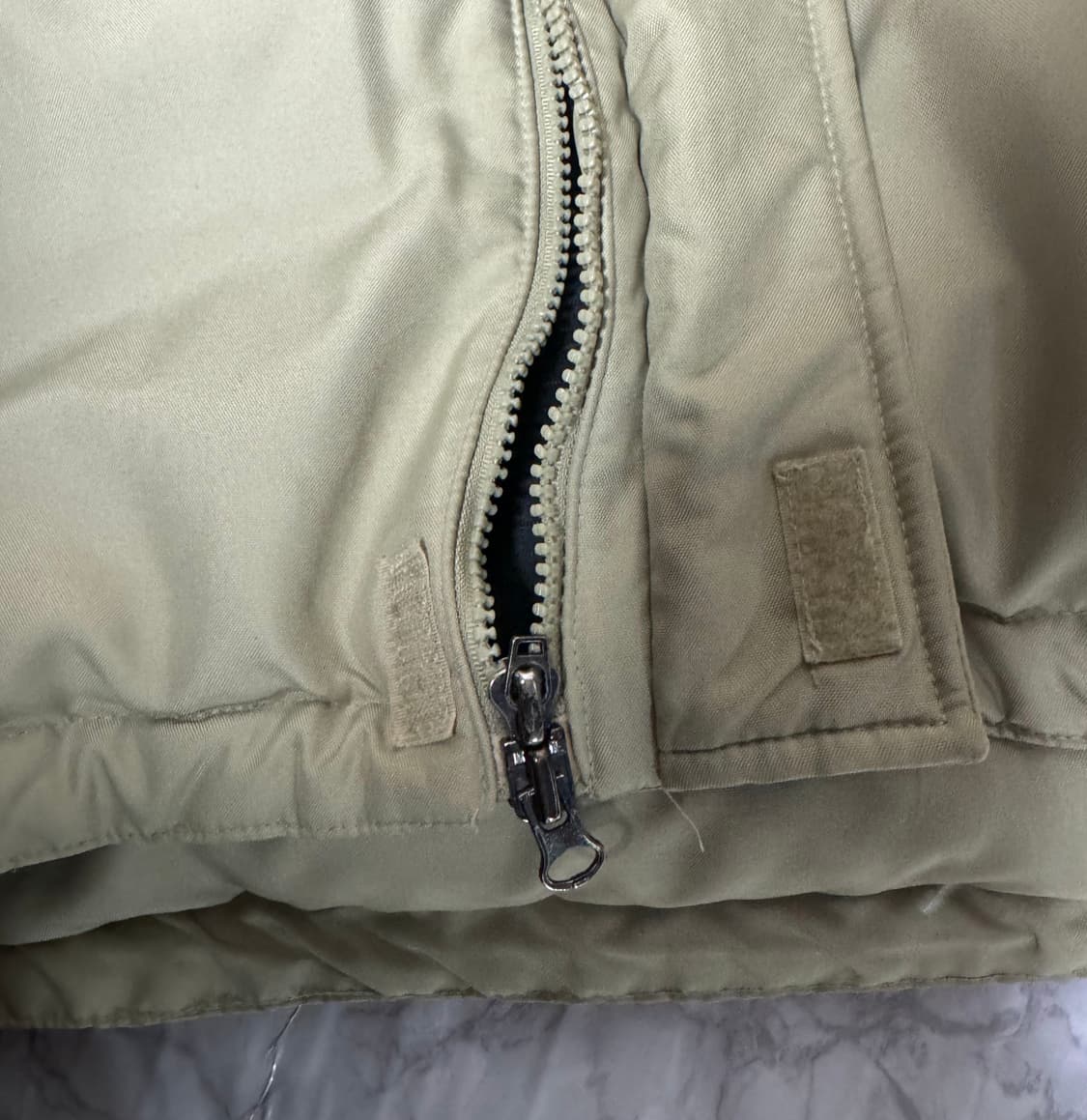 아디다스 사이드라인 카키 푸퍼 패딩 투웨이 자켓 상품이미지5