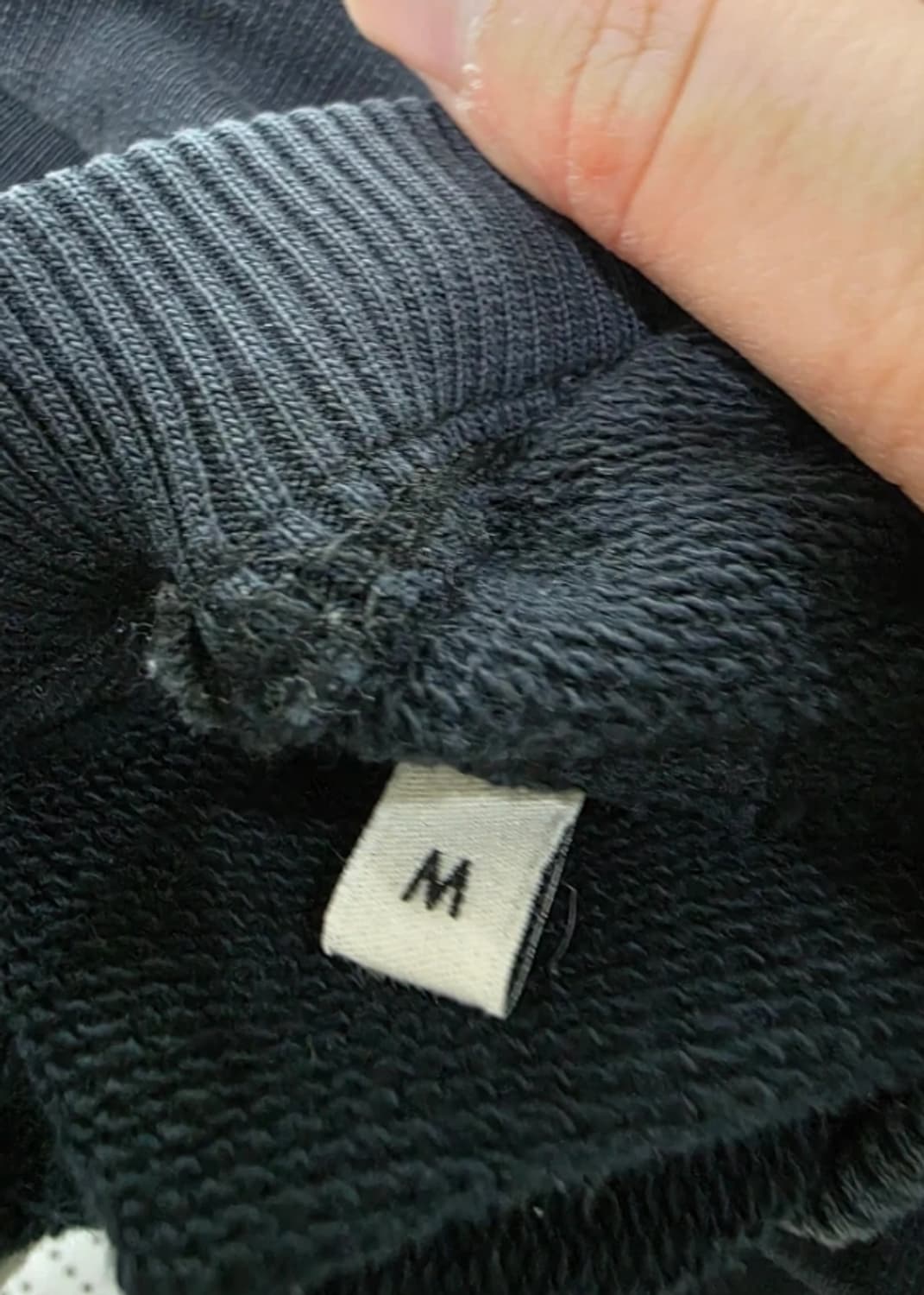 아미 AMI 블랙 하트 로고 맨투맨 95 상품이미지4