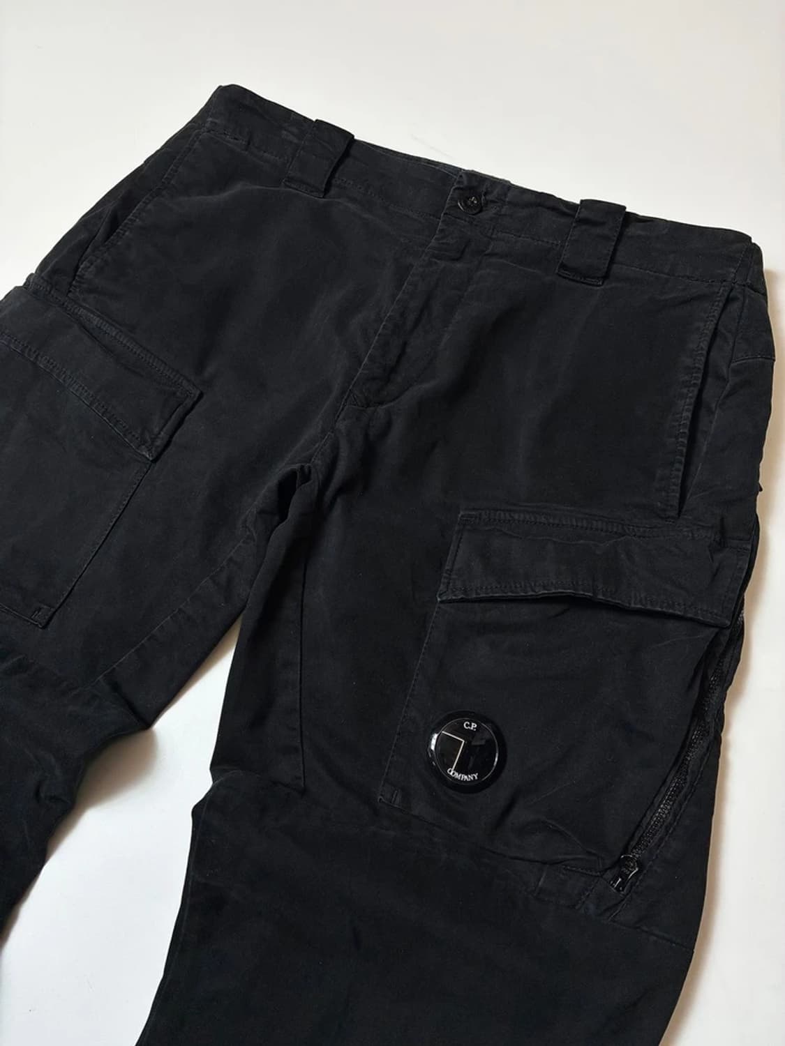 cp컴퍼니 22ss 가먼트다이 스트레치 새틴 렌즈 카고 팬츠 PN8519 상품이미지2