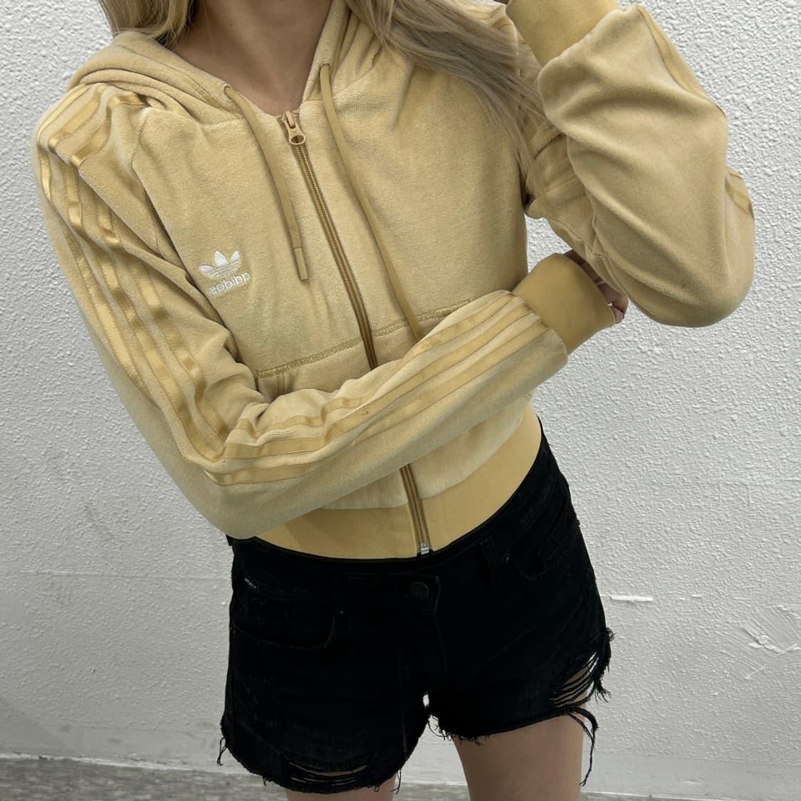 아디다스 딱붙핏 크롭 골드라인 벨벳 후드집업 S 상품이미지1