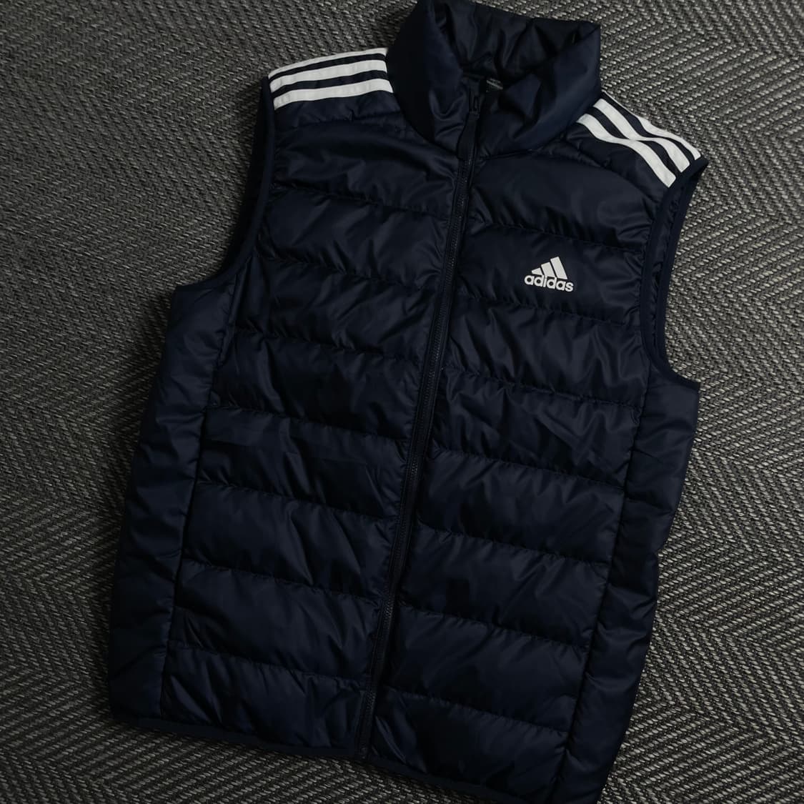 아디다스 에센셜 경량 다운 패딩 베스트 네이비y 4132 상품이미지1