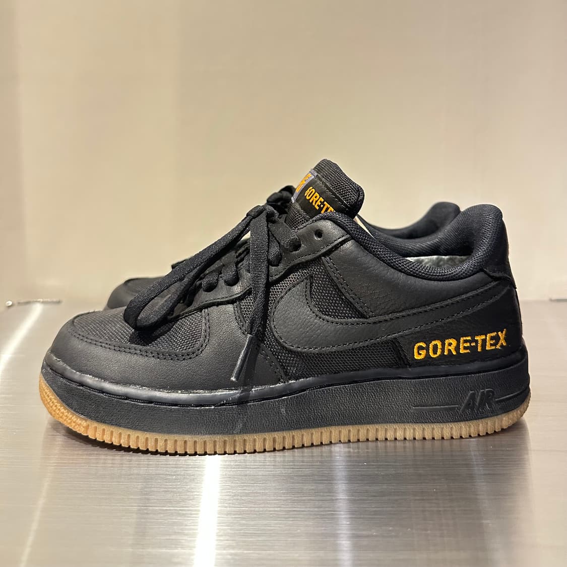 나이키 에어포스 1 로우 고어텍스 블랙 라이트 카본 상품이미지4