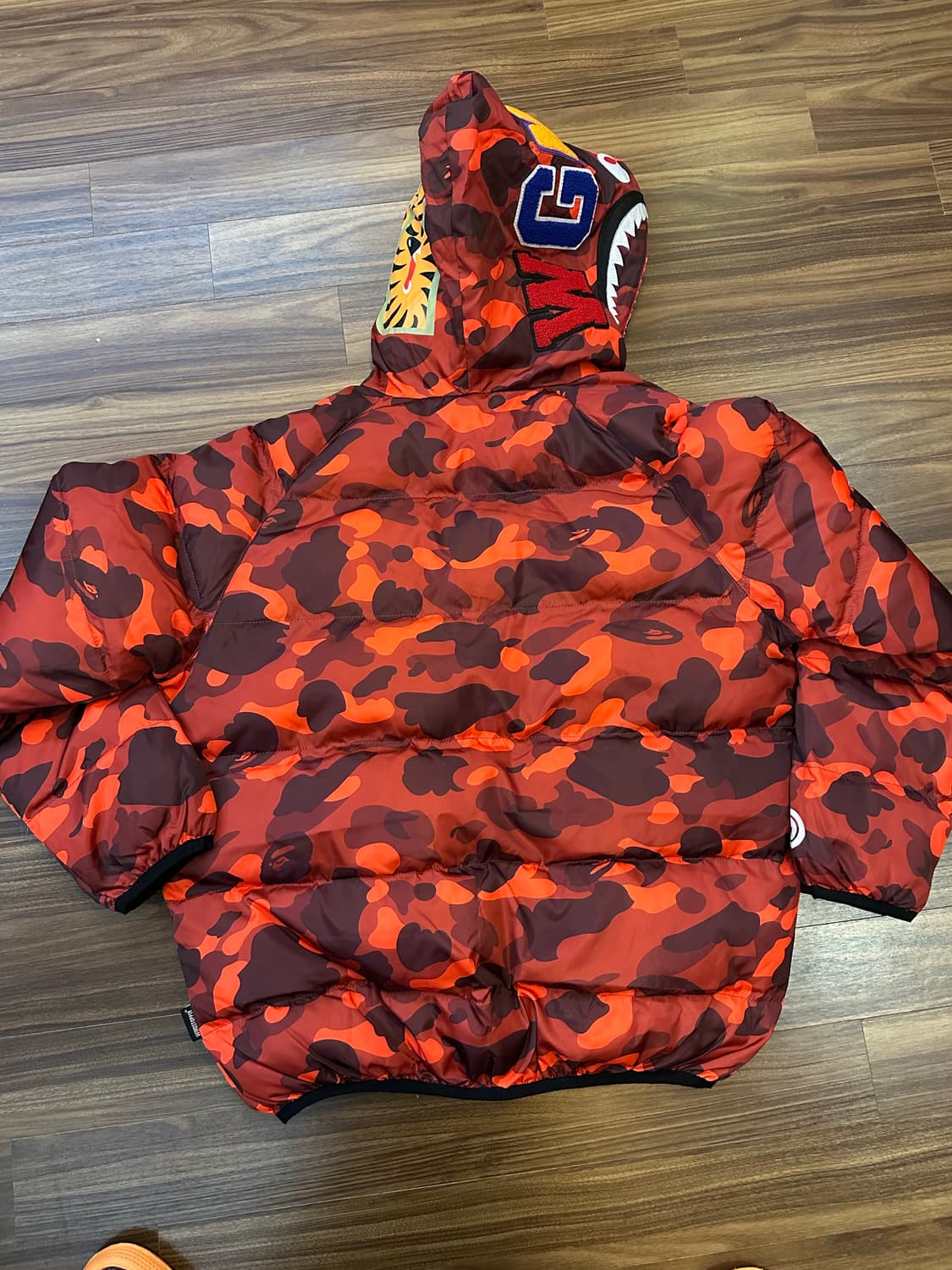 BAPE 레드 카모 샤크 패딩 XXL 상품이미지4