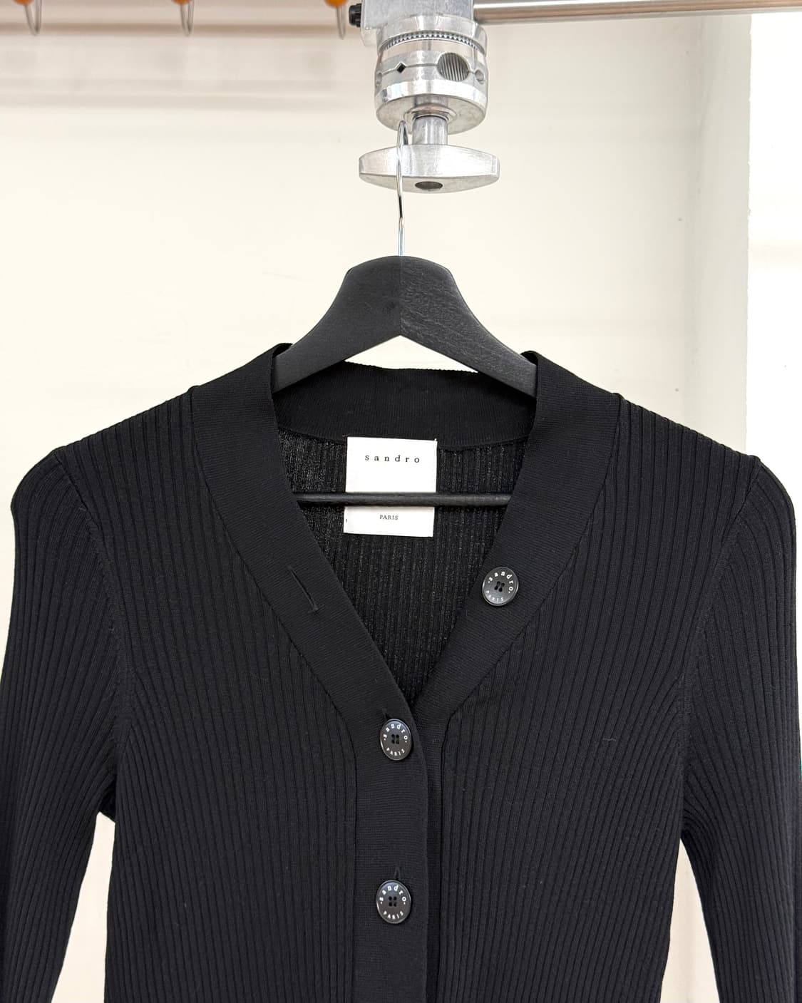 산드로 블랙 빅버튼 브이넥 리브드 가디건  상품이미지2