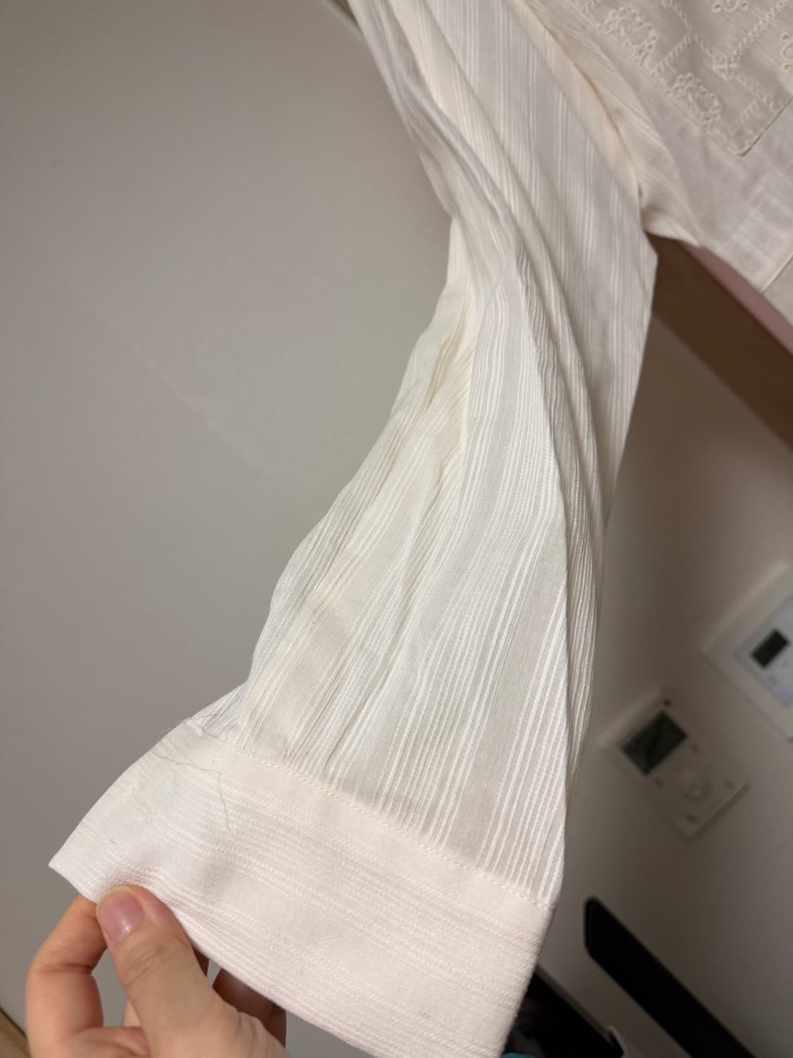 미착용) 아우로 자수 아이보리셔츠  상품이미지6