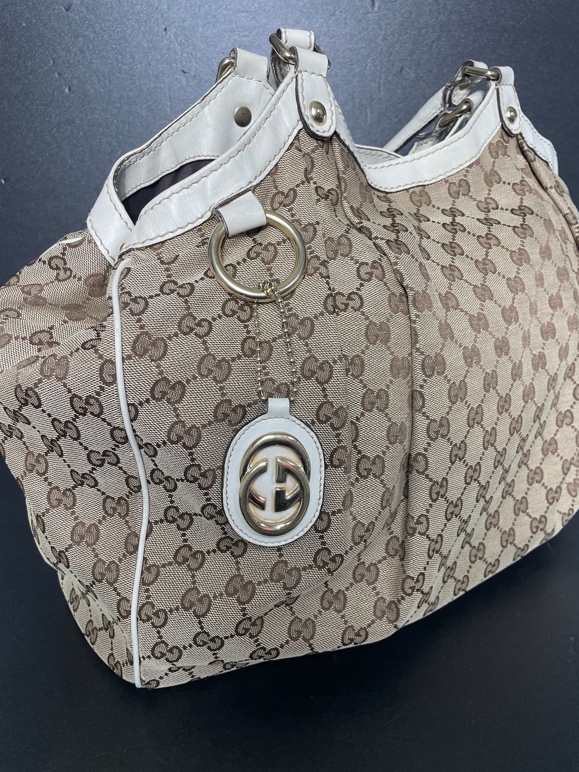 구찌 GG로고 자가드 아이보리 레더 트리밍 금장 수키 토트백 상품이미지5
