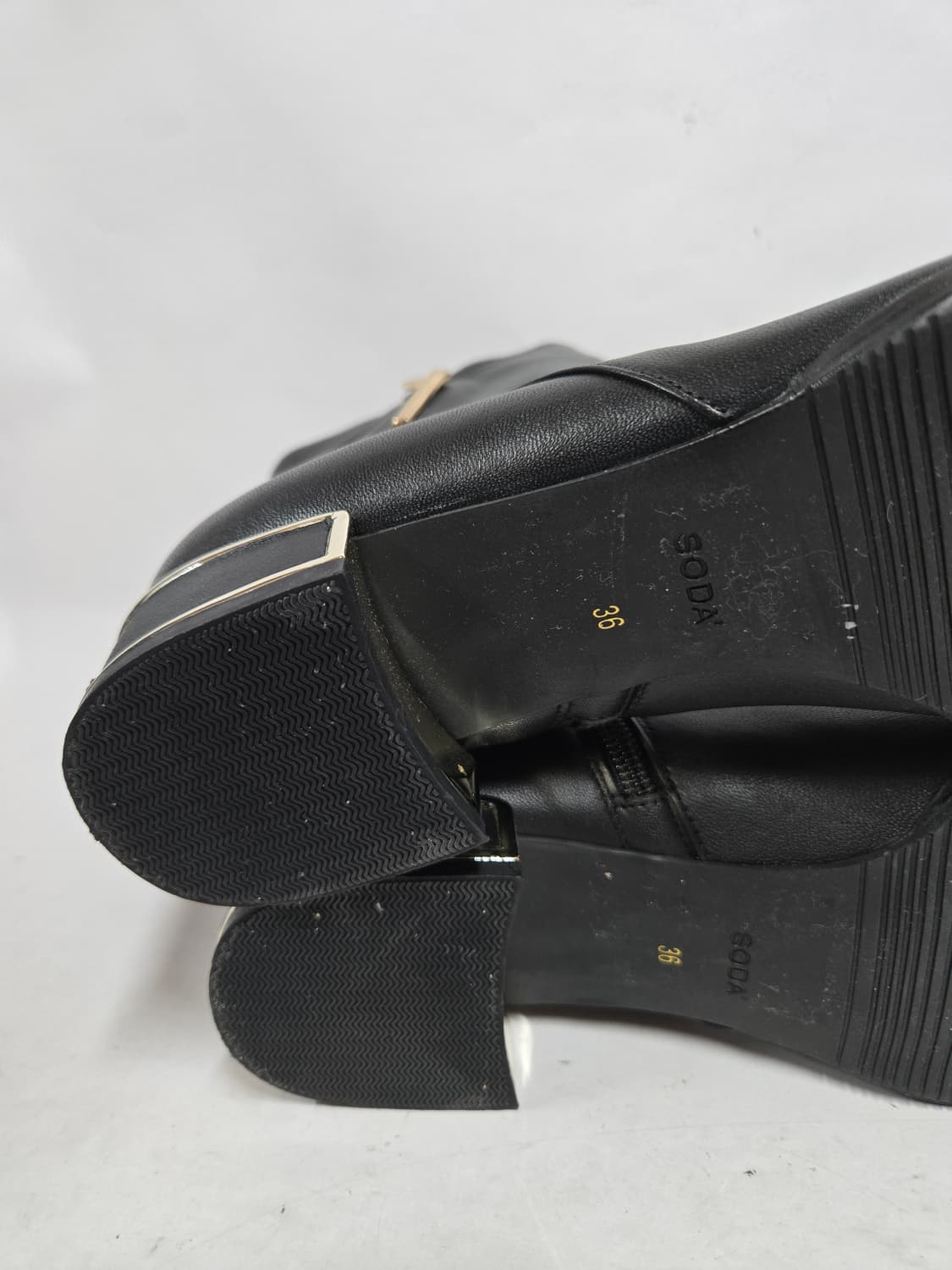 소다 블랙 가죽 앵클부츠 금장 포인트 230mm 상품이미지7