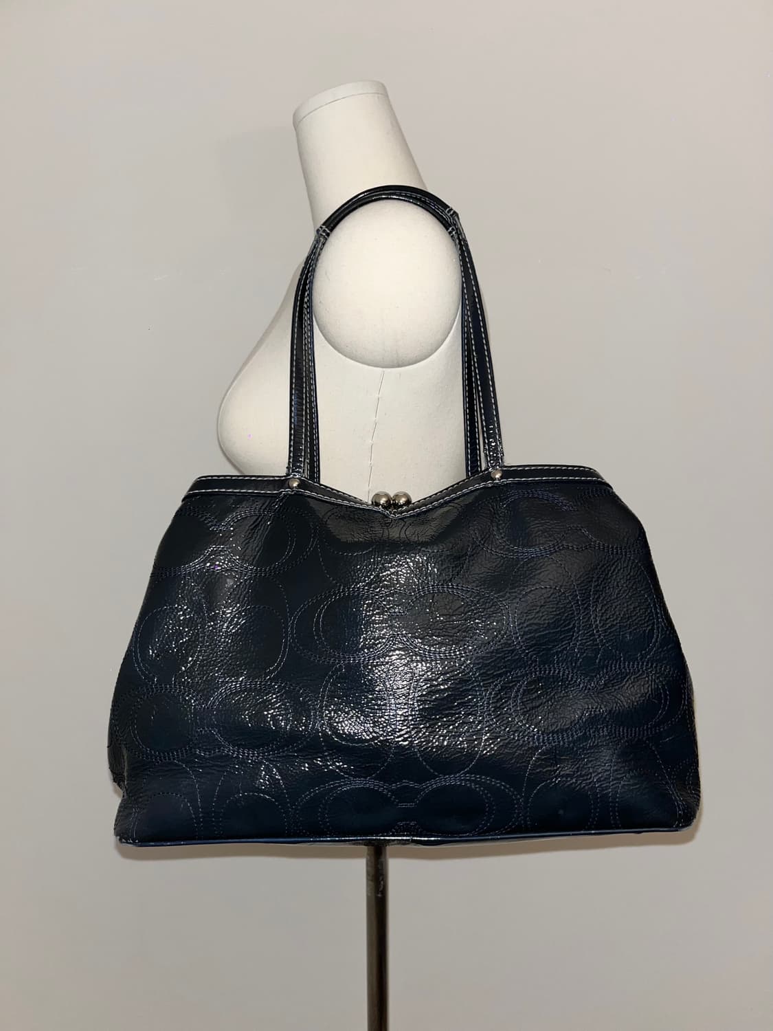 📦Coach navy enamel shoulder bag 상품이미지5