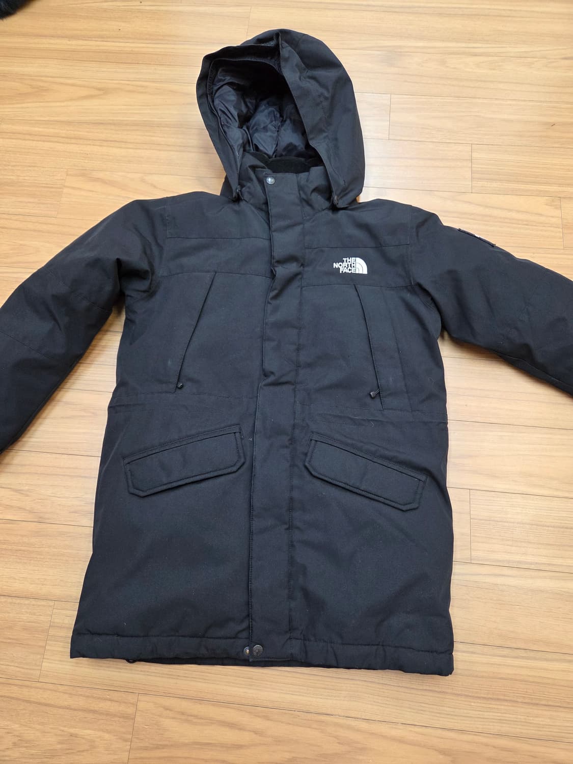 노스페이스 키즈 구스다운 패딩 블랙 색상입니다. 사이즈는 140이고, 7 상품이미지1