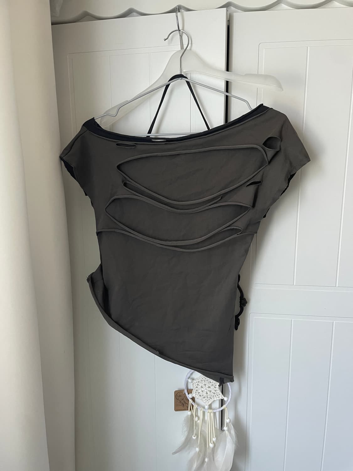 Cest Nous 그래피티 오프숄더 반팔 티셔츠 카키 상품이미지5