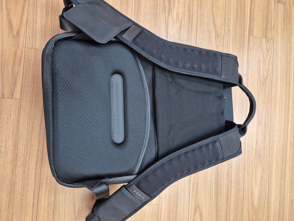 코린 블랙 백팩입니다. 무난한 디자인이라 어느 옷에나 잘 어울립니다. 가 상품이미지3