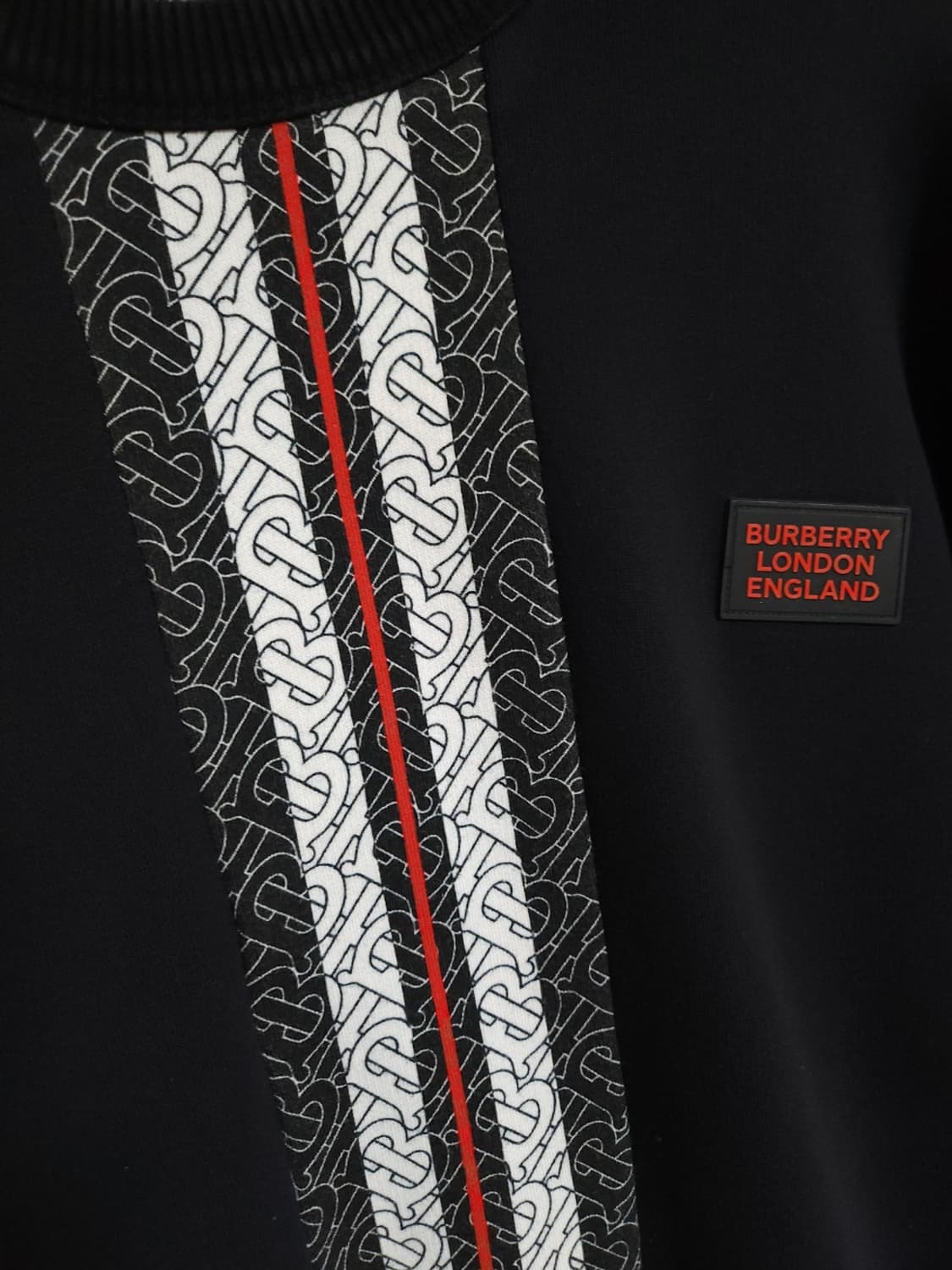 [L] 버버리 블랙 로고 TB 모노그램 맨투맨 8026939 상품이미지3