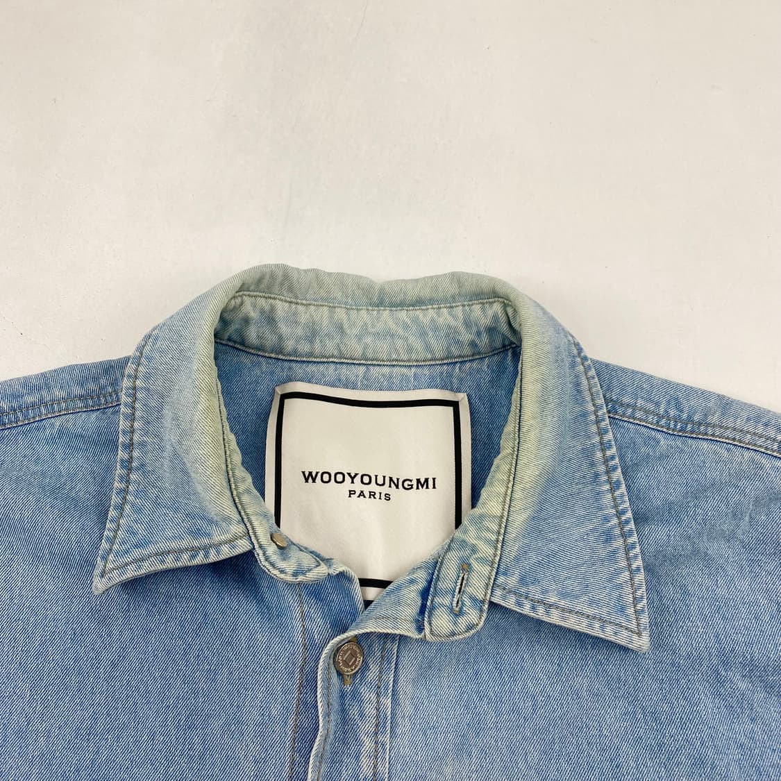 우영미 23s/s 스펠아웃 백로고 데님 셔츠 (110) 상품이미지7
