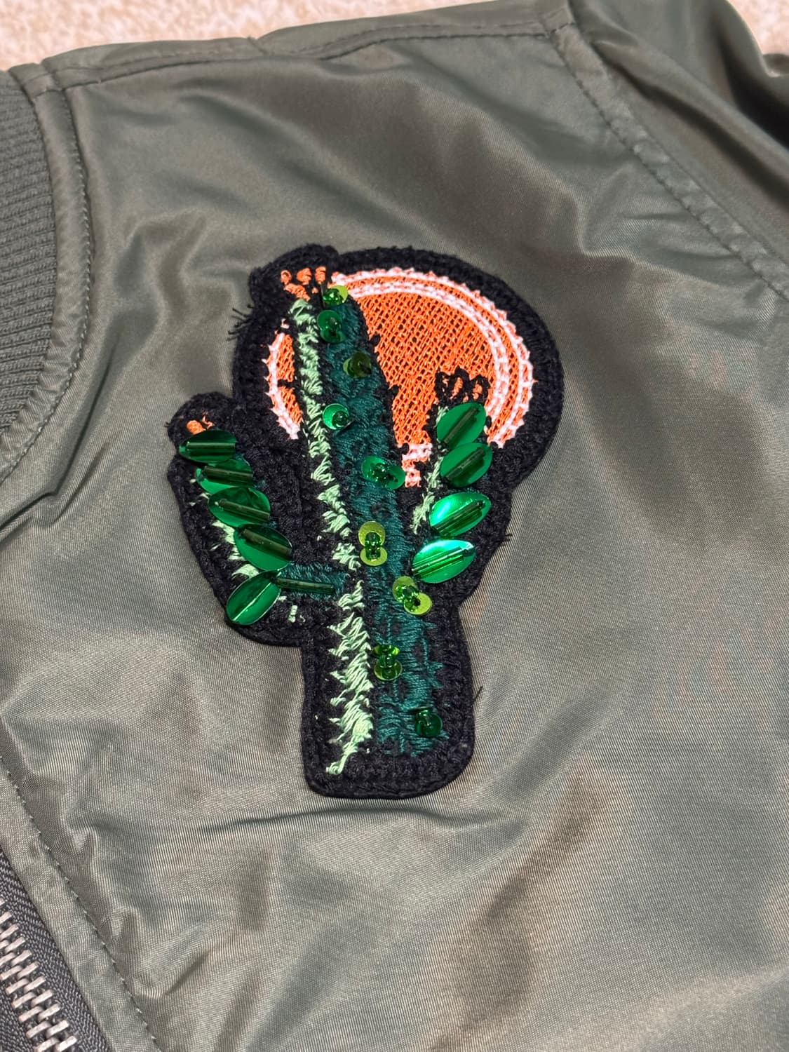 게스 카키 항공 점퍼 패치 자수 집업 패딩 상품이미지3