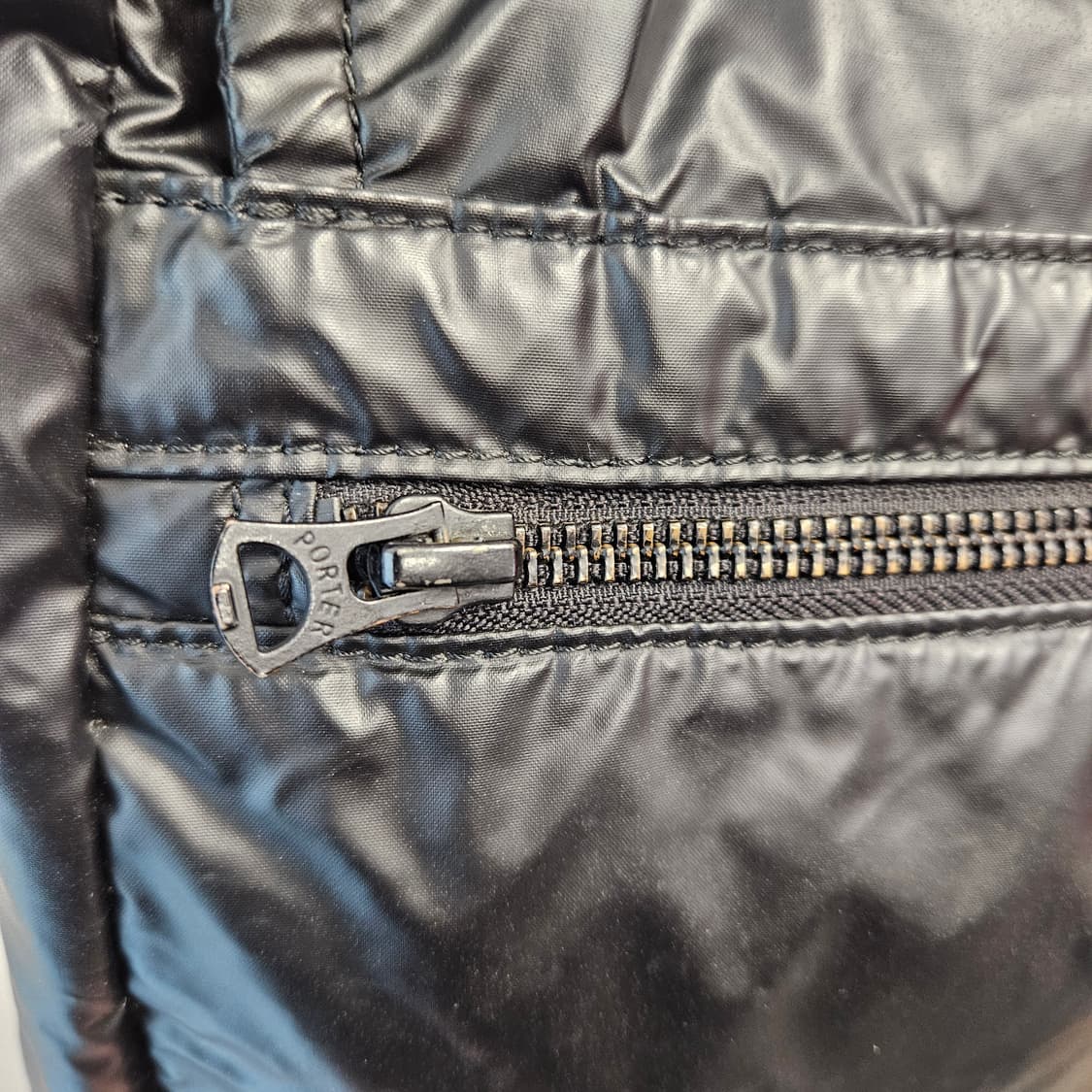 PORTER 검정 유광 크로스백 상품이미지7