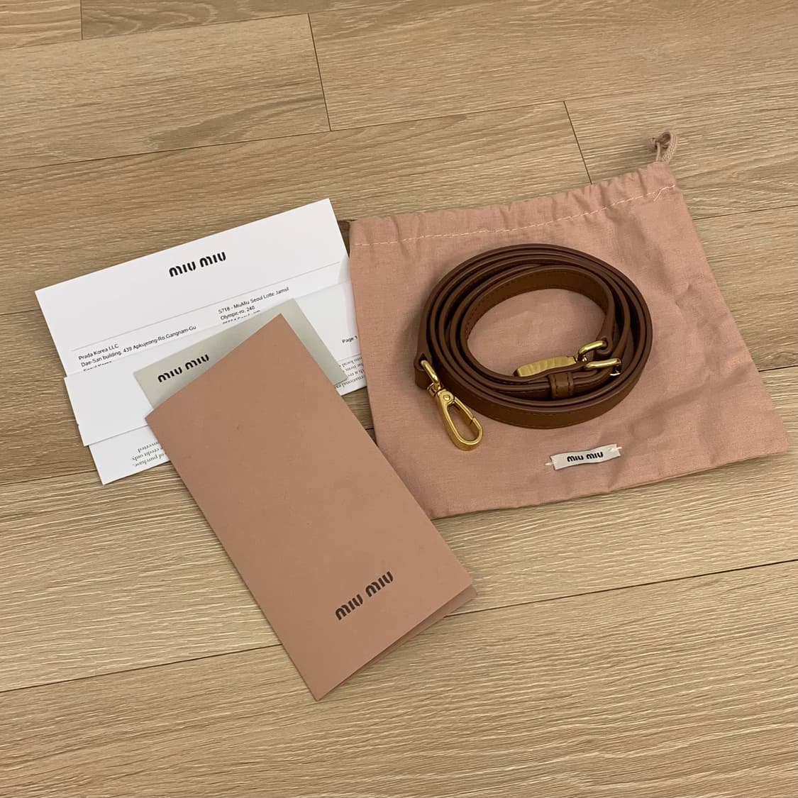 미우미우 레더 아르카디백 라지 꼬냑 수지 장원영 가방 상품이미지5