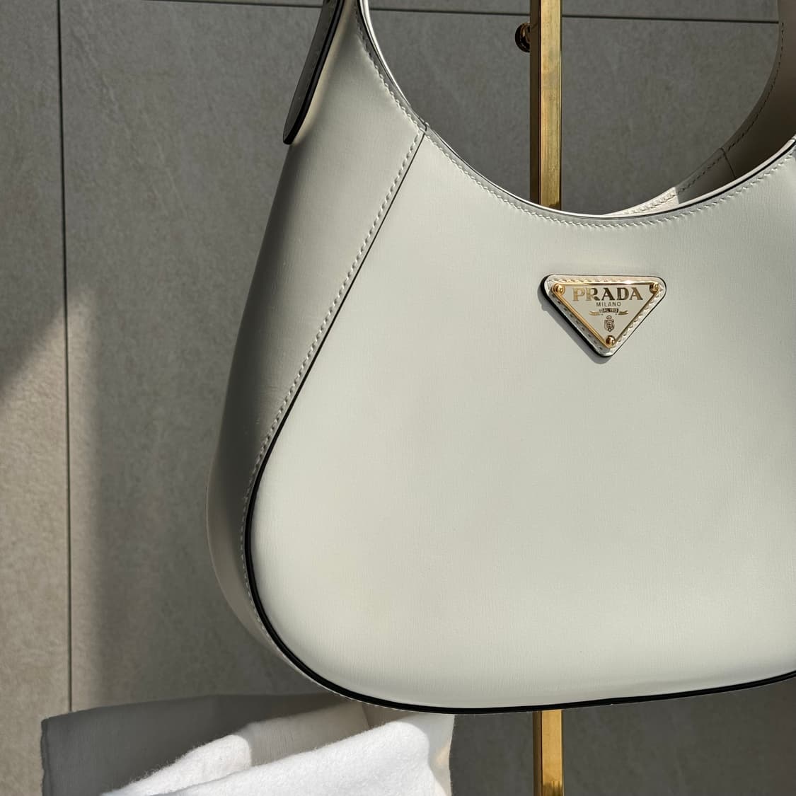 신상, 새상품 프라다 사피아노 레더 화이트 클레오백 상품이미지3