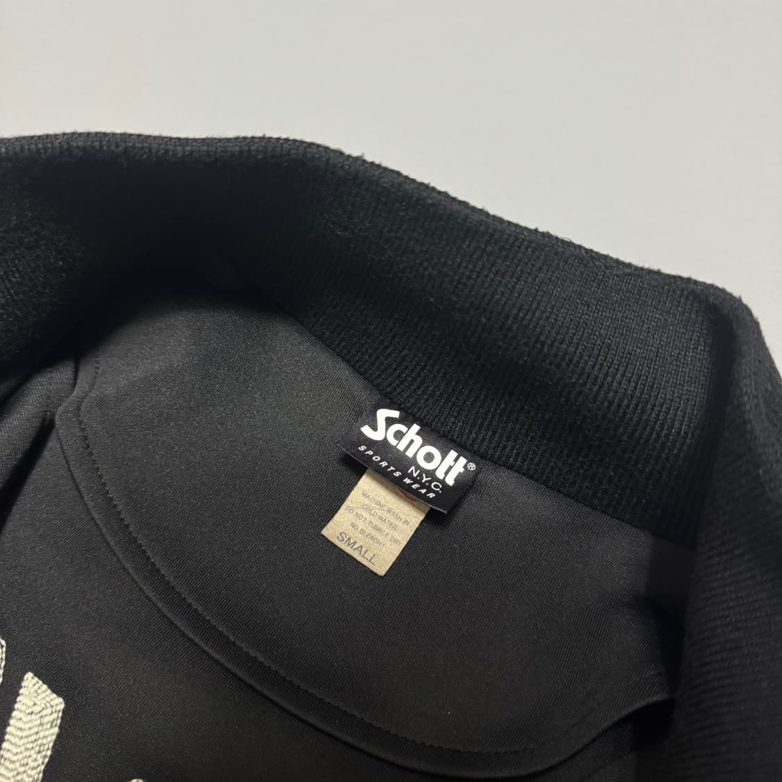 쇼트(Schott) 블랙컬러 양면 자수로고 폴리에스터 하이넥 트랙탑 자켓 상품이미지3