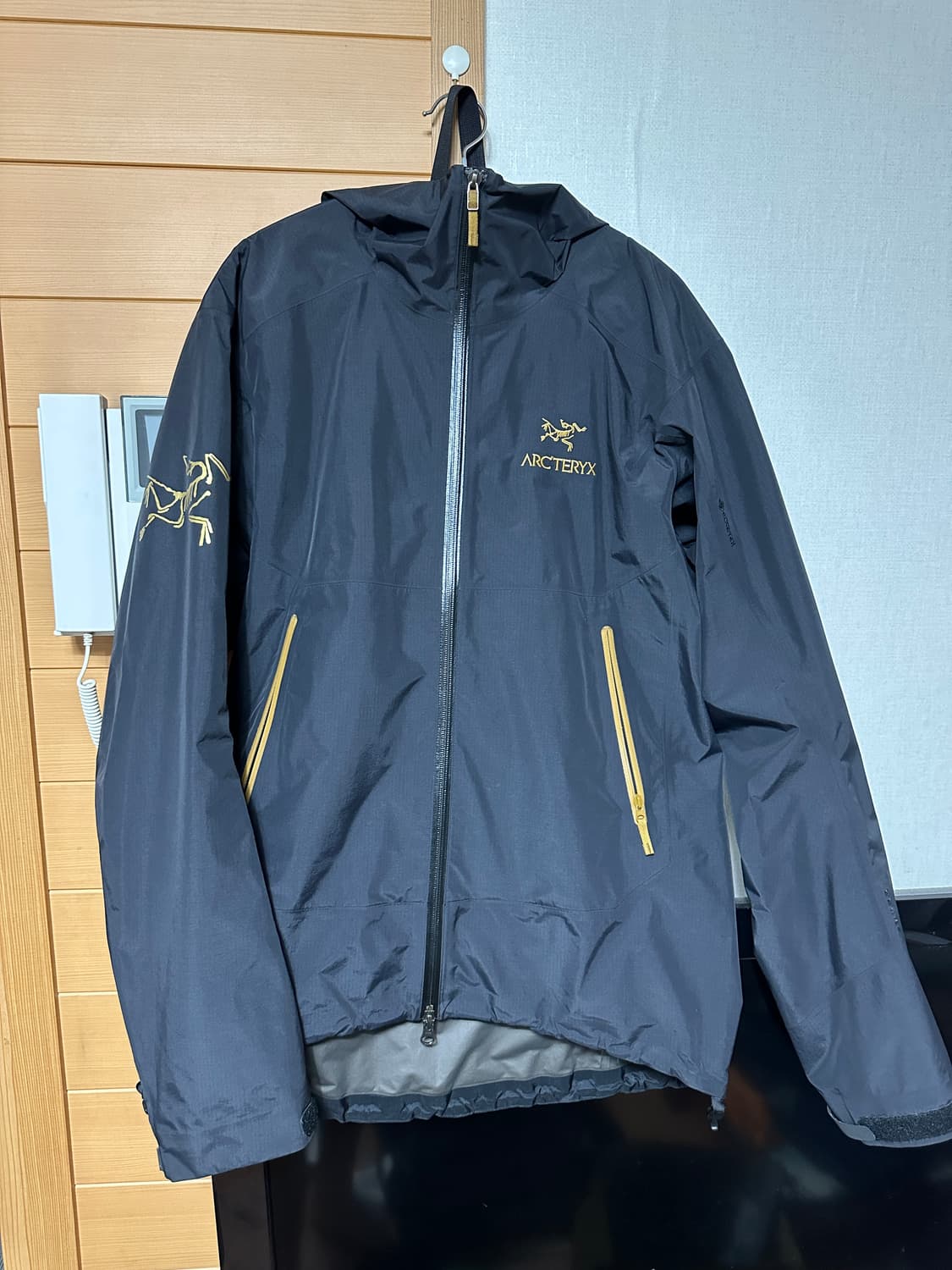 아크테릭스 X 빔즈 제타 SL Jaket Black Gold 상품이미지1