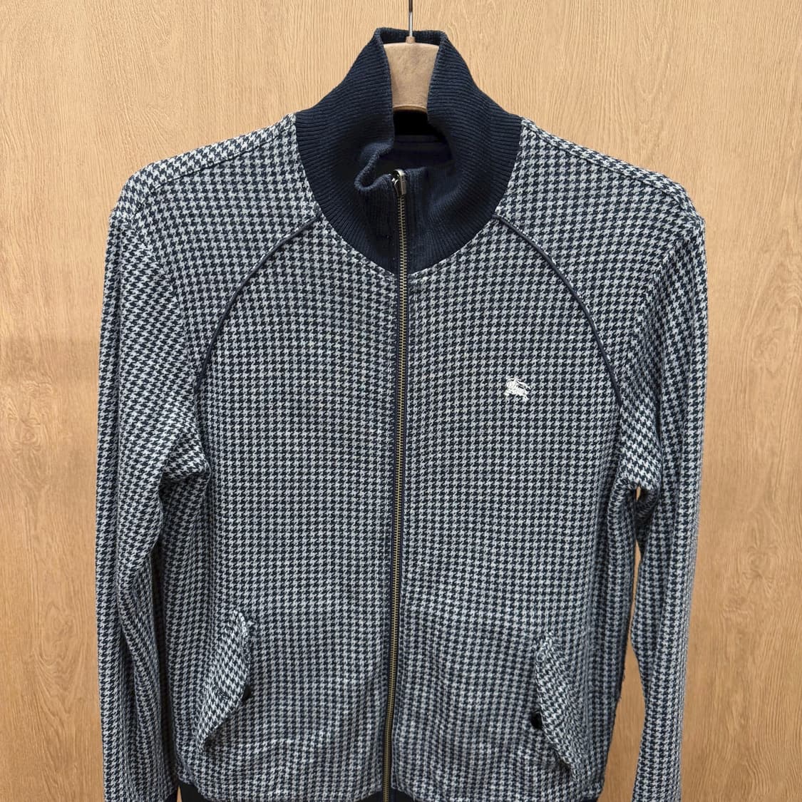 버버리 집업 자켓 하운드투스 패턴 리브 카라 포켓 디테일 블랙 상품이미지4
