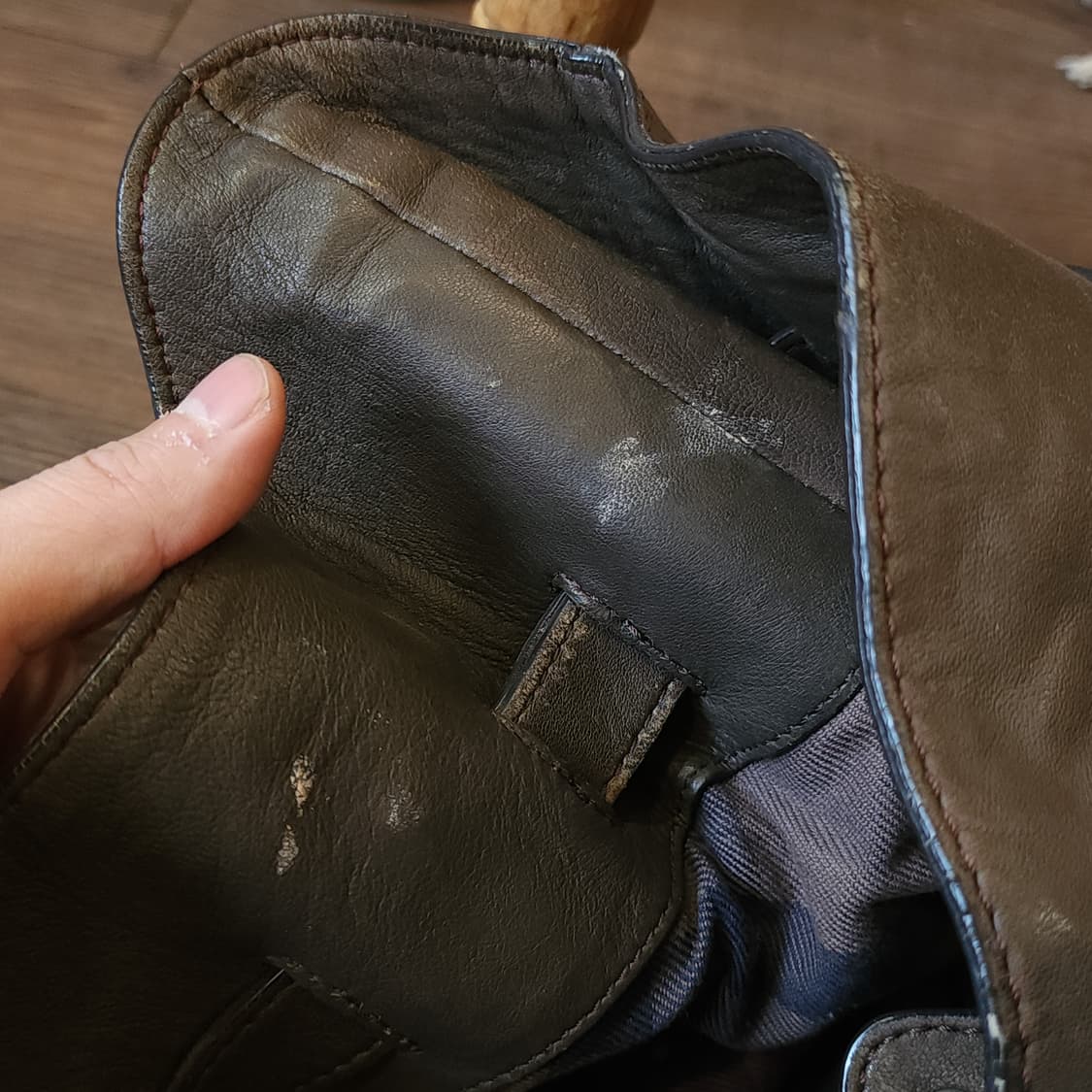 버버리 퀼티드 레더 숄더백 카키 브라운 상품이미지8