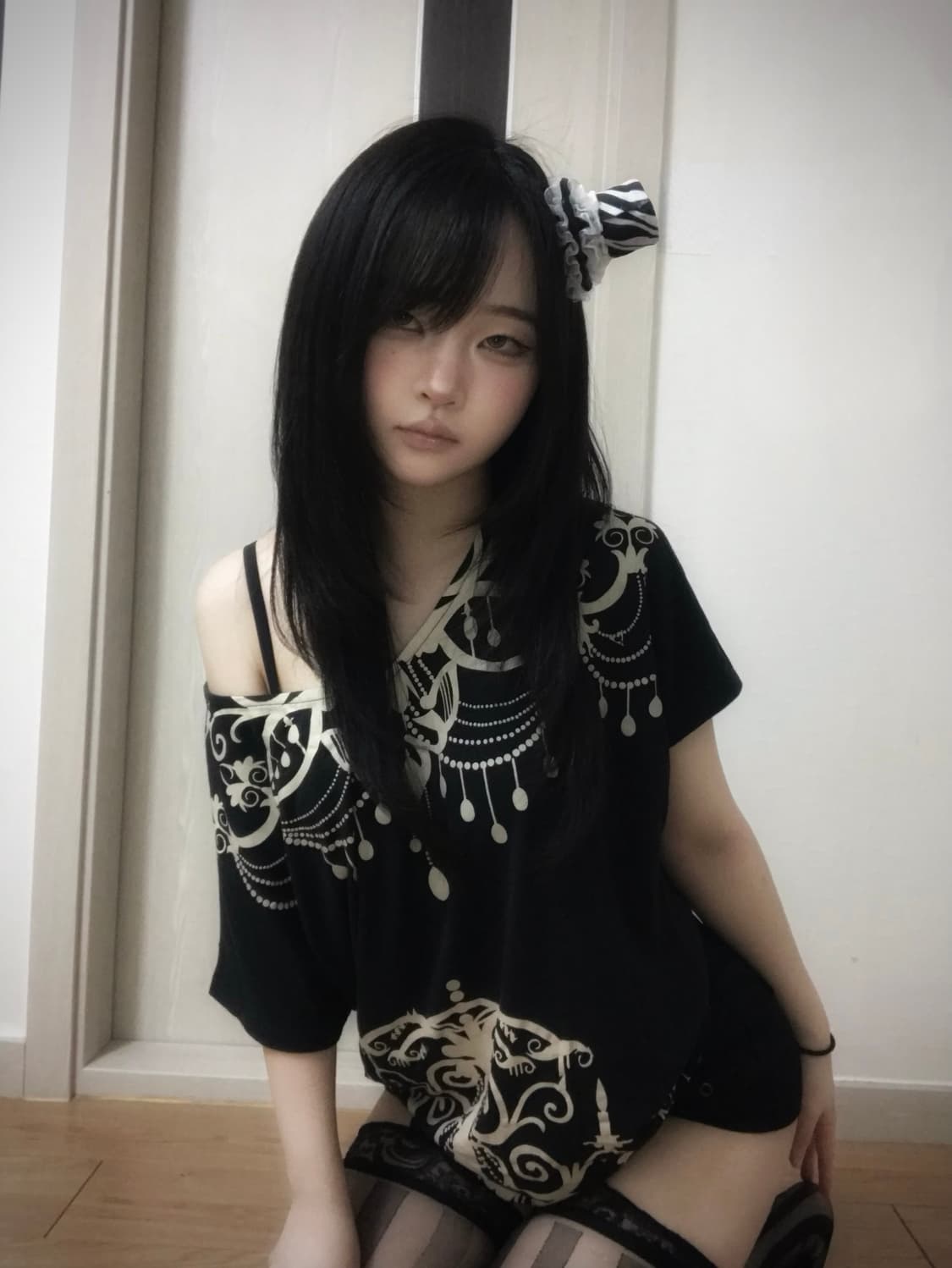 Baroque Graphic Black Loose Top 상품이미지2
