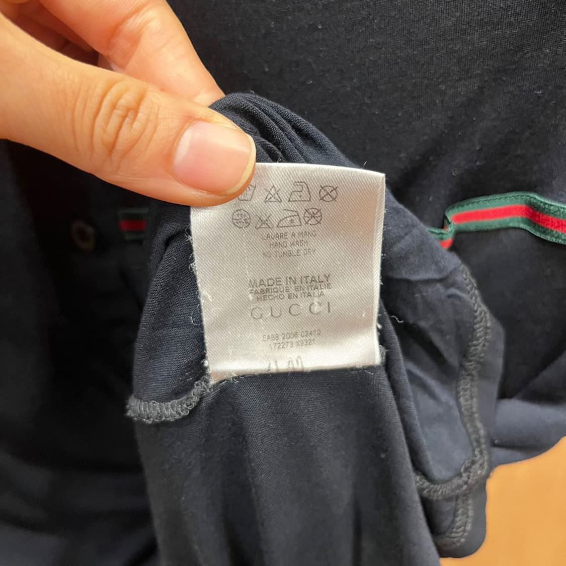 구찌 반팔 티셔츠 헨리넥 사이드 리본 밑단 로고 프린팅 디테일 네이비 상품이미지9