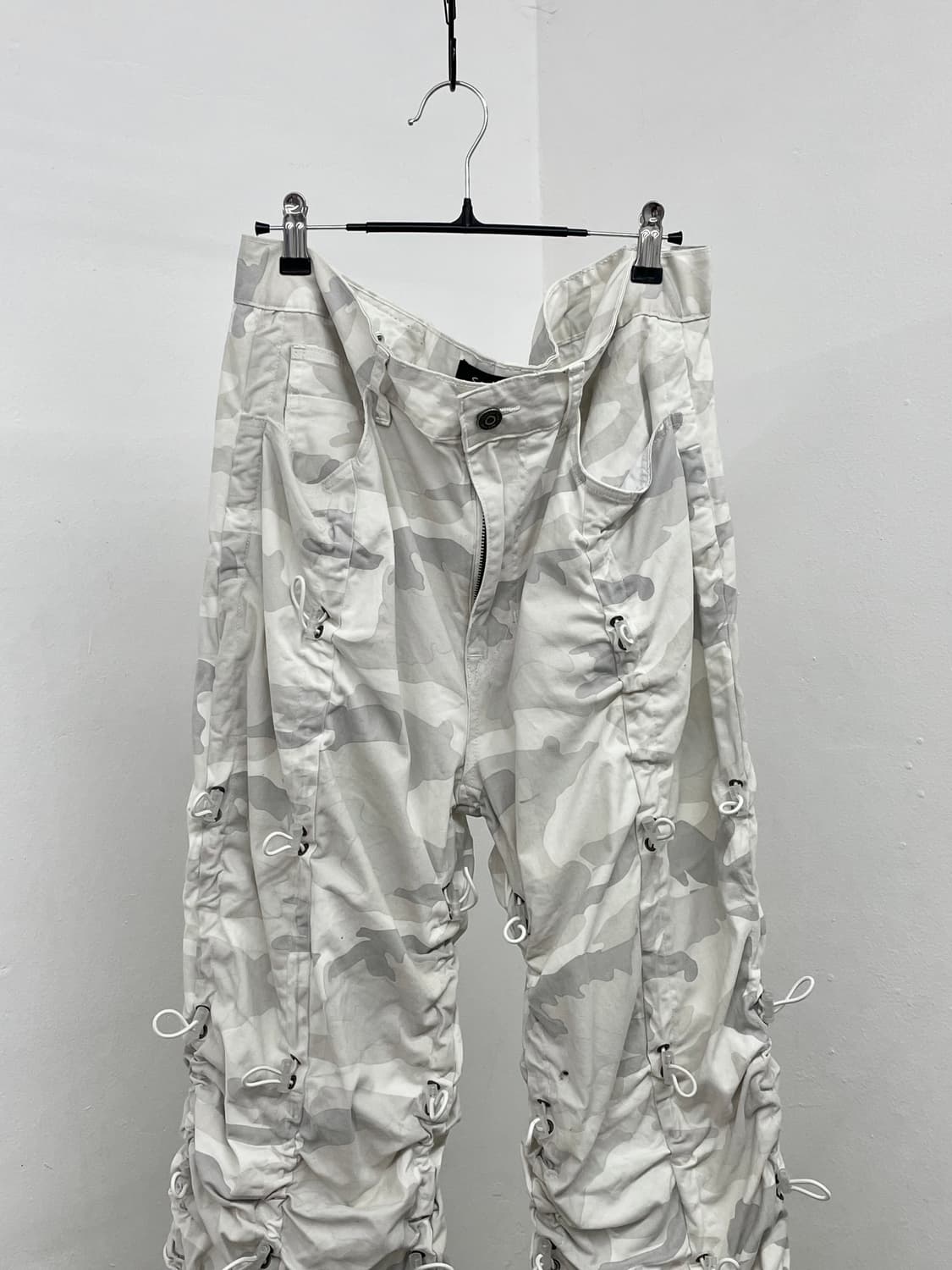 스모크라이즈 화이트 카모 스토퍼 디테일 팬츠 상품이미지6