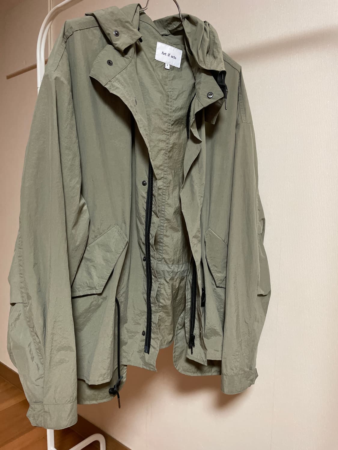 아트이프액츠 Cropped Fishtail Shield L 상품이미지2