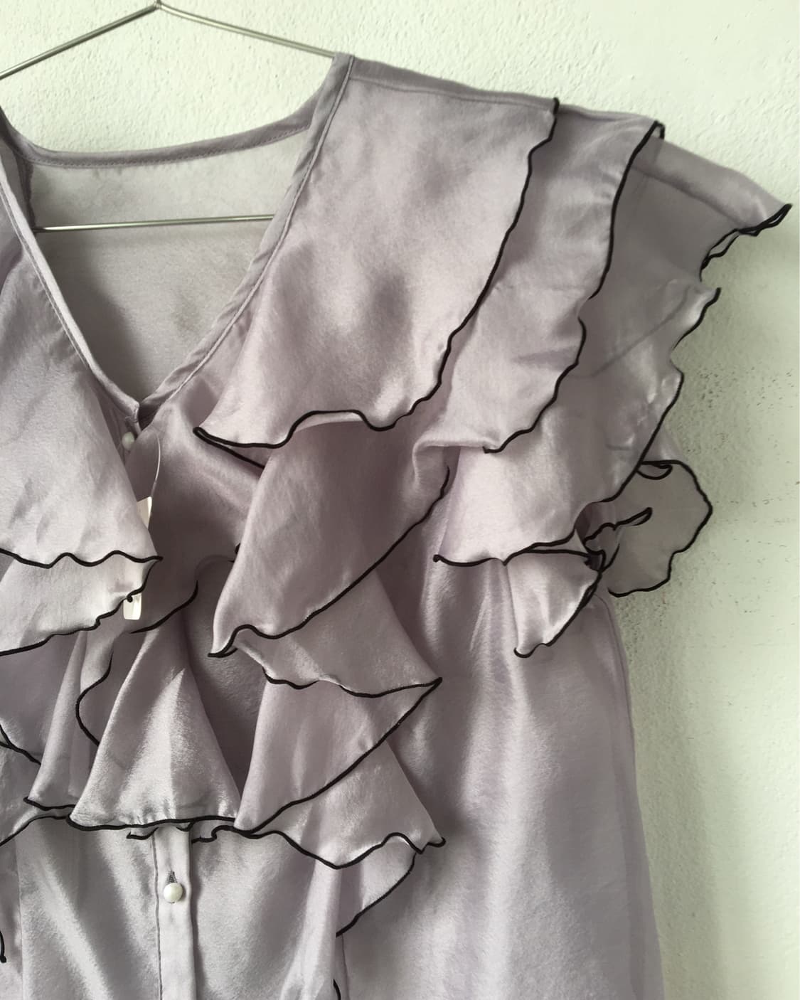 Ruffle point glossy blouse 상품이미지5