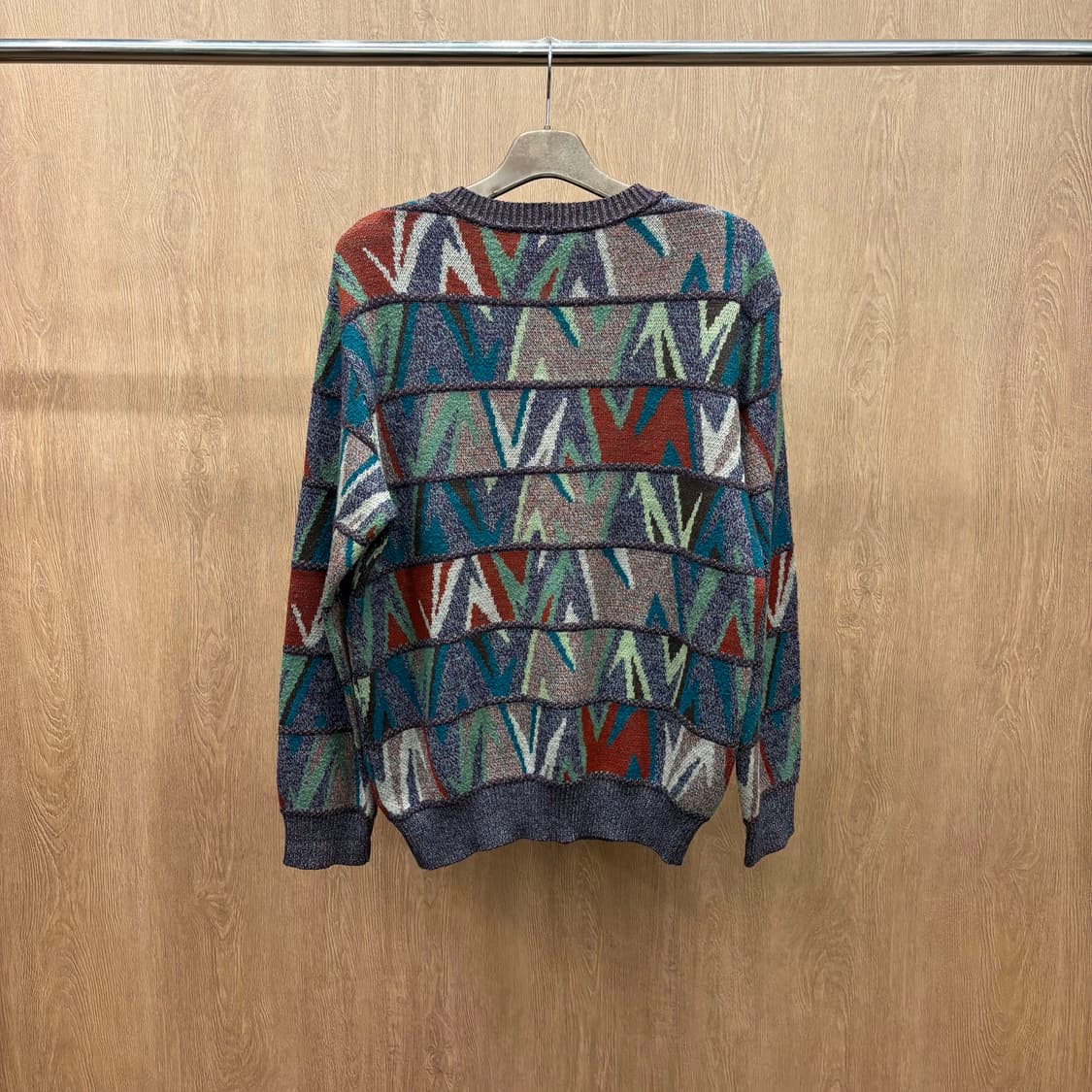 미쏘니 스포츠 니트 V자형 패턴 리브 마감 기하학 디테일 카키 상품이미지3