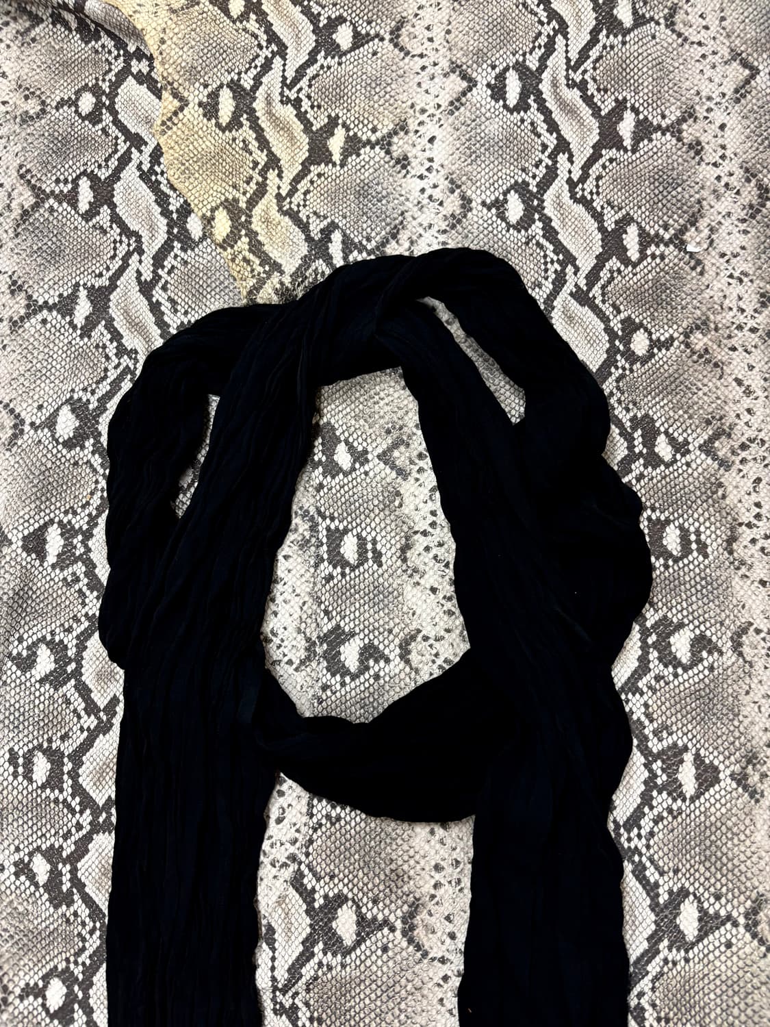 “Vintage” Black Scarf 상품이미지3