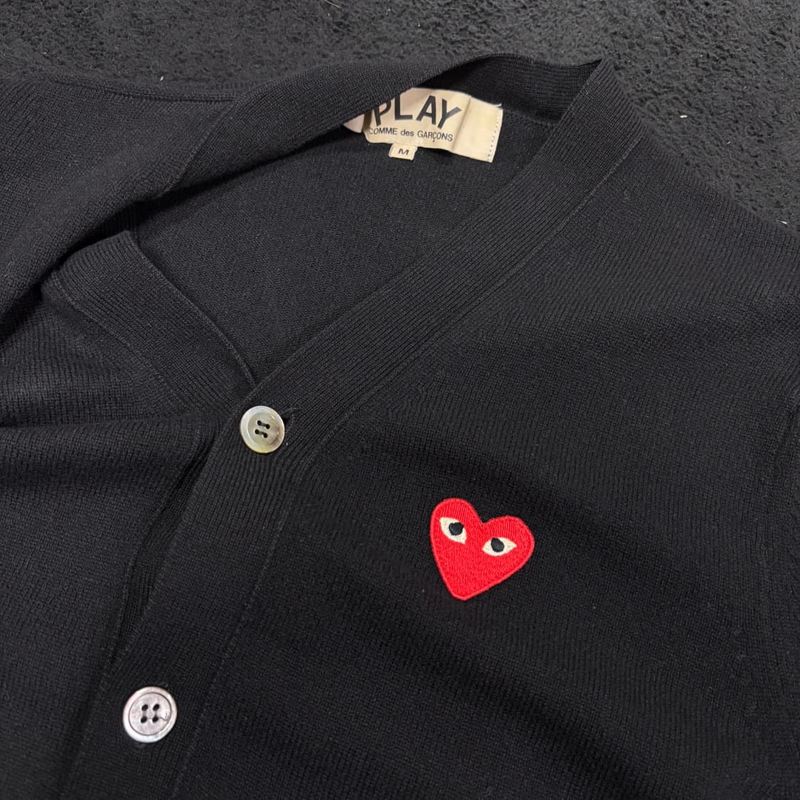 M 꼼데가르송 PLAY 블랙 와펜 가디건 상품이미지3
