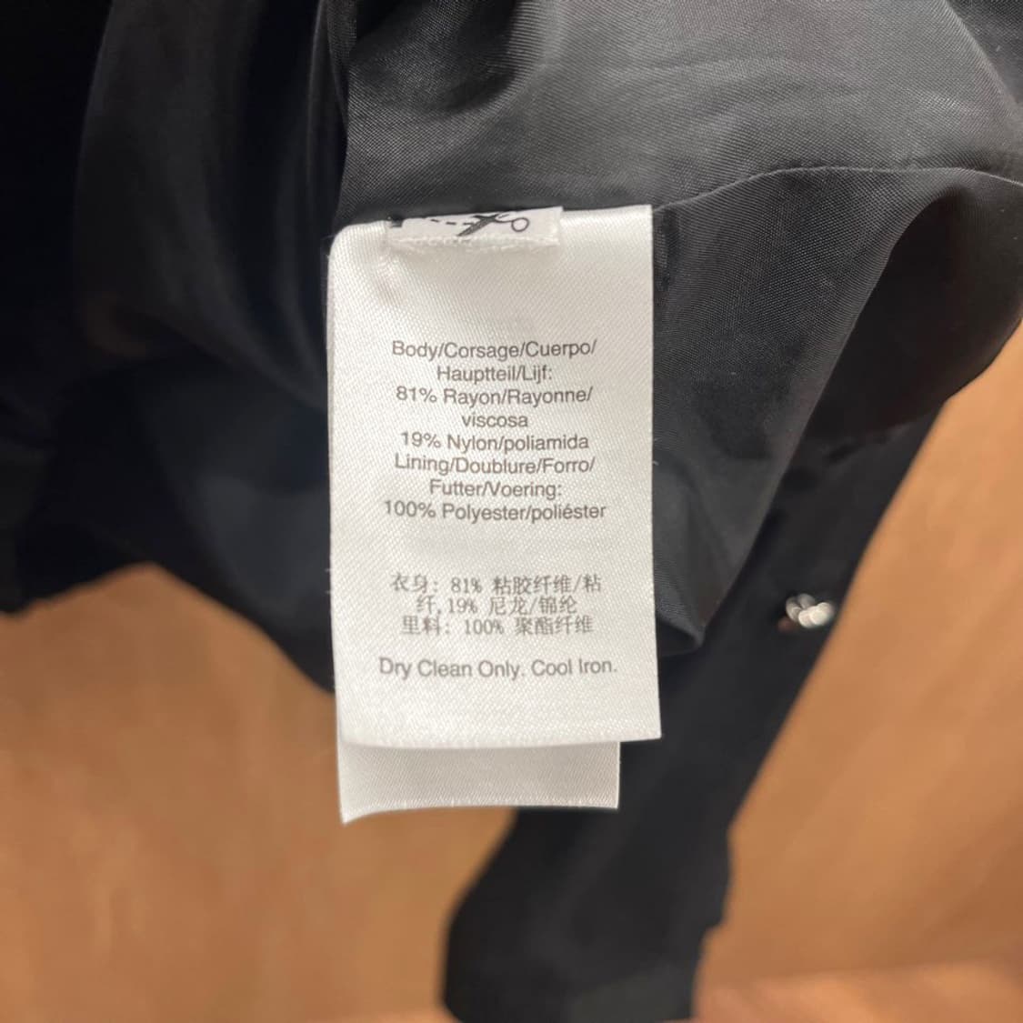 도나카란 뉴욕 크롭 자켓 더블 플랩 포켓 스트링 밑단 디테일 블랙 상품이미지7