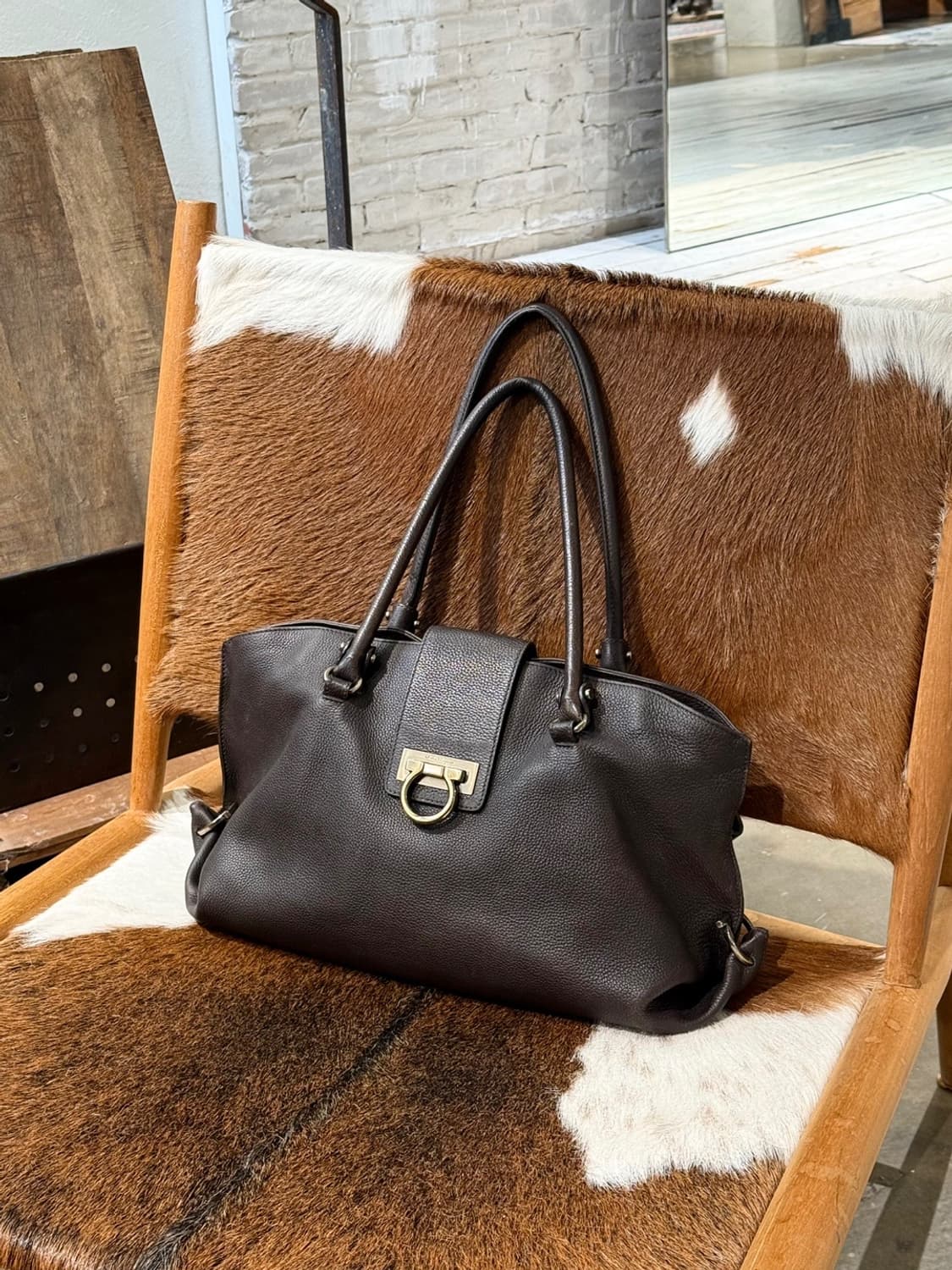 페라가모 브라운 간치니 레더 토트백 상품이미지1